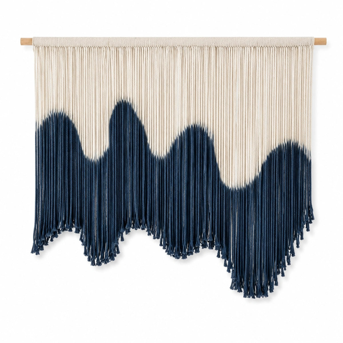 Makramee Wandteppich 100 x 90 cm aus Baumwolle in Beige Dunkelblau mit Holzstab für Wanddekoration